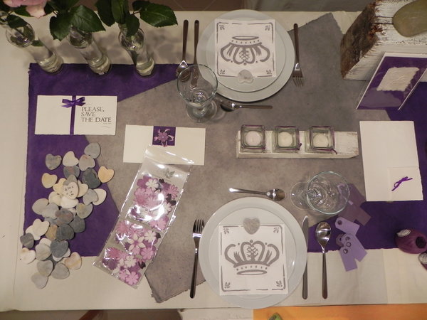 Tischdekoration in lila mit Naturpapieren