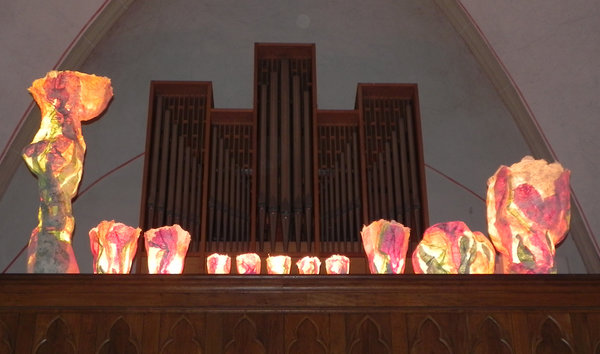 Lichtinstallation in der Kirche - Lichter aus Naturpapieren